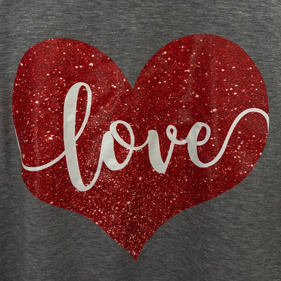 Soft Gray Glitter Look "Love" Red Heart Graphic Tee Size L - Picture 2 of 5
